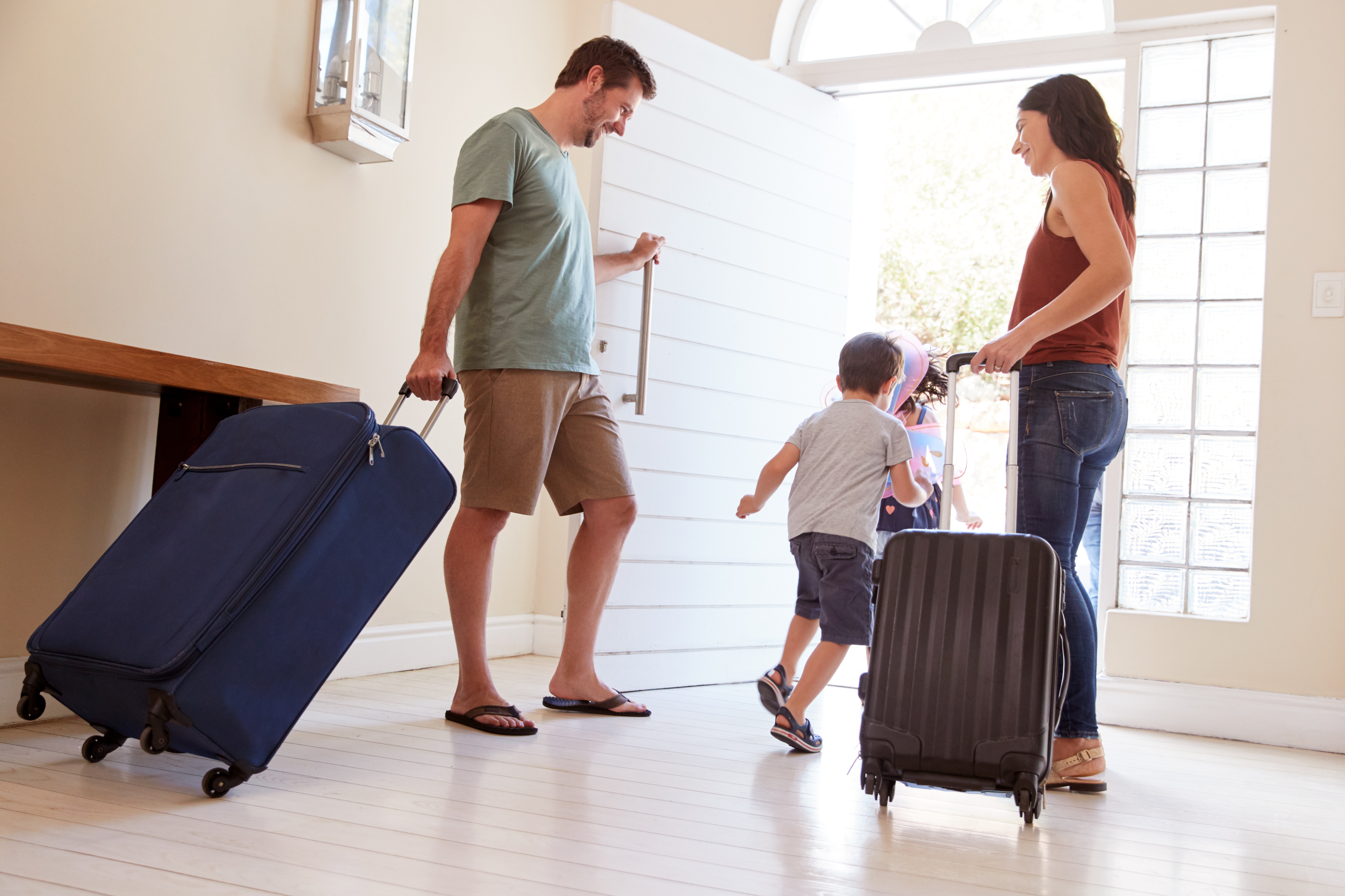 Hot Tips For Saving Money On Summer Vacation:  Travel Hacks That Will Save You Hundreds - q11egcq