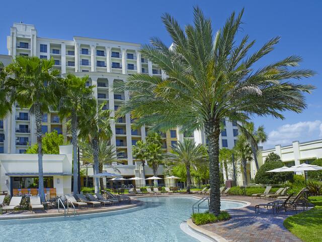 Exterior shot of Las Palmeras by Hilton Grand Vacations, Orlando, Florida. 