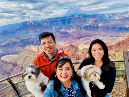 Hilton Grand Vacations Owner Raeanne and her family (plus two pets) pose at the Grand Canyon while on a road trip