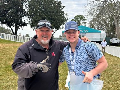 Comedian Larry the Cable Guy poses with thumbs up with the son of a Hilton Grand Vacations Owner at the 2023 HGV Tournament of Champions