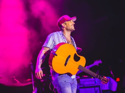 Michael Ray, a Hilton Grand Vacations Brand Ambassador, at a concert