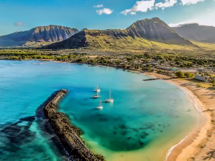 Idyllic tropical scene, verdant mountains in distance, turquoise water, blue skies, Hanauma Bay, Honolulu, Oahu, Hawaii. 