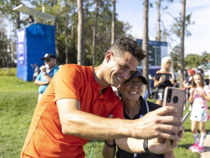 Wells Adams takes a selfie with an attendee at the Hilton Grand Vacations Tournament of Champions