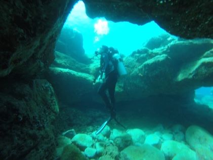 A Hilton Grand Vacations Member scuba dives in Oahu, Hawaii