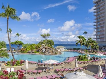 Palm trees and pool at Hilton Vacation Club Ka’anapali Beach in Maui, Hawaii
