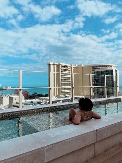 Idyllic vacation view, roof top infinity pool, blue skies overhead, Hokulani Waikiki, a Hilton Grand Vacations Club, Oahu, Hawaii. 