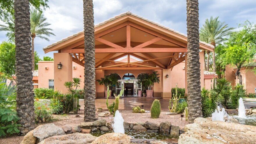 Front entrance and fountain at Scottsdale Villa Mirage, a Hilton Vacation Club located in Scottsdale, Arizona.